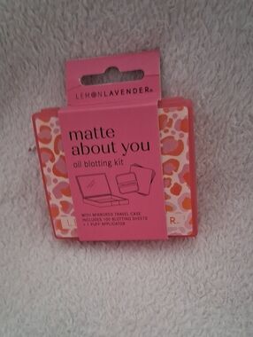 Matte About You Oil Blotting Kit -randon Color